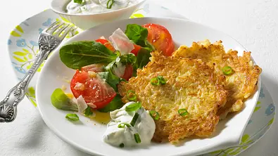 Reispuffer mit Kräuterdip und Salat Rezept - Foto: LECKER @ Bauer Media Group