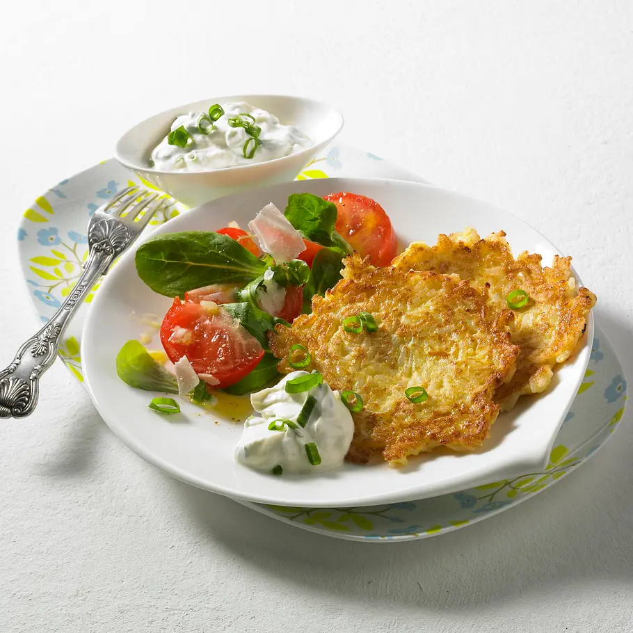 Reispuffer mit Kräuterdip und Salat Rezept