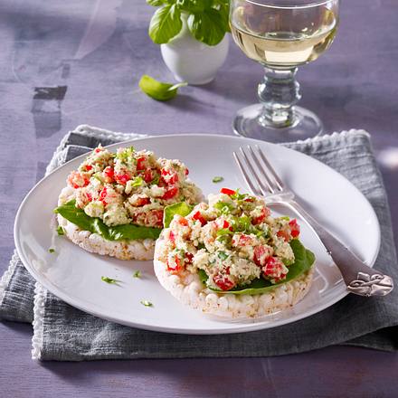 Reiswaffel mit Artischockenböden-Püree, Tomatenwürfeln, gemahlenen Mandeln, Lauchzwiebelringen und Basilikum Rezept Reiswaffel mit Artischockenböden-Püree, Tomatenwürfeln, gemahlenen Mandeln, Lauchzwiebelringen und Basilikum Rezept