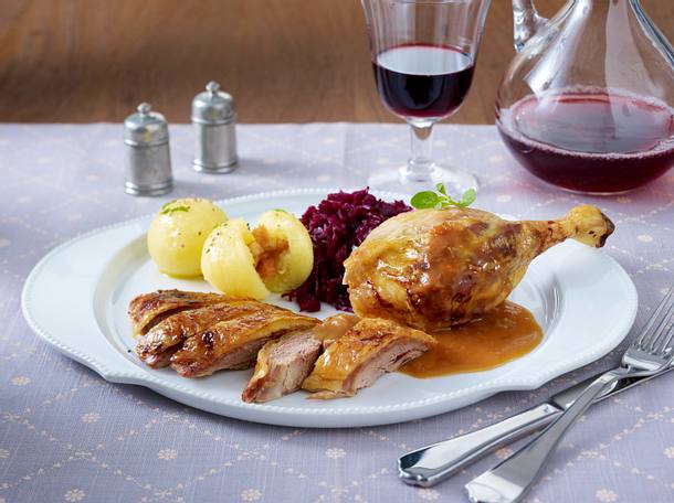 Resche Ente mit Rotkohl und Knödeln (Promidinner Dschungelcamp Hauptgericht Indira) Rezept Resche Ente mit Rotkohl und Knödeln (Promidinner Dschungelcamp Hauptgericht Indira) Rezept