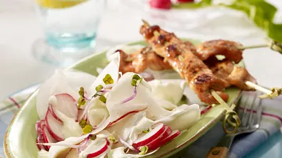 Rettich-Radieschen-Salat mit Wasabi-Schmand zu Puten-Sate Rezept - Foto: LECKER @ Bauer Media Group