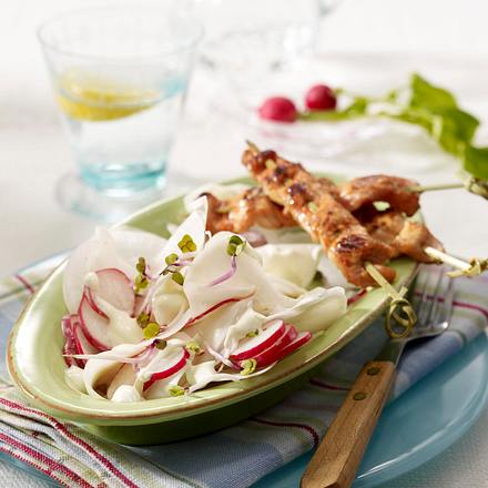 Rettich-Radieschen-Salat mit Wasabi-Schmand zu Puten-Sate Rezept Rettich-Radieschen-Salat mit Wasabi-Schmand zu Puten-Sate Rezept