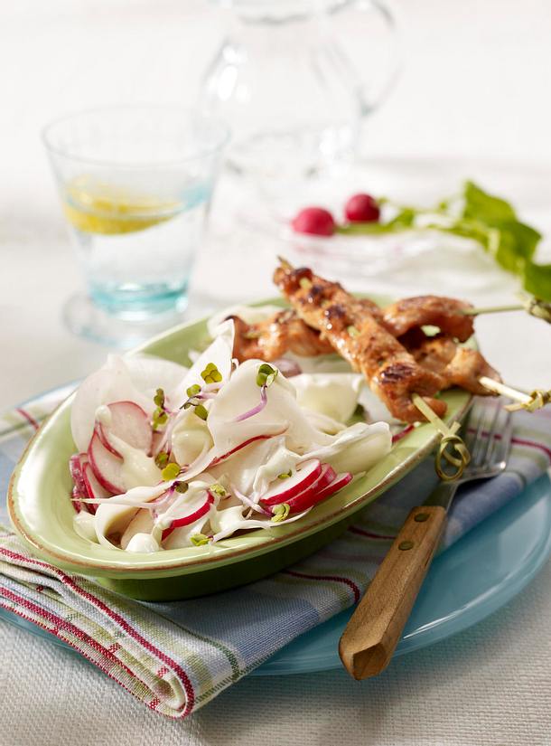 Rettich-Radieschen-Salat mit Wasabi-Schmand zu Puten-Sate Rezept | LECKER