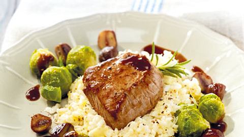 Kalbsfilet mit Käserisotto und Maronen-Rosenkohl-Gemüse