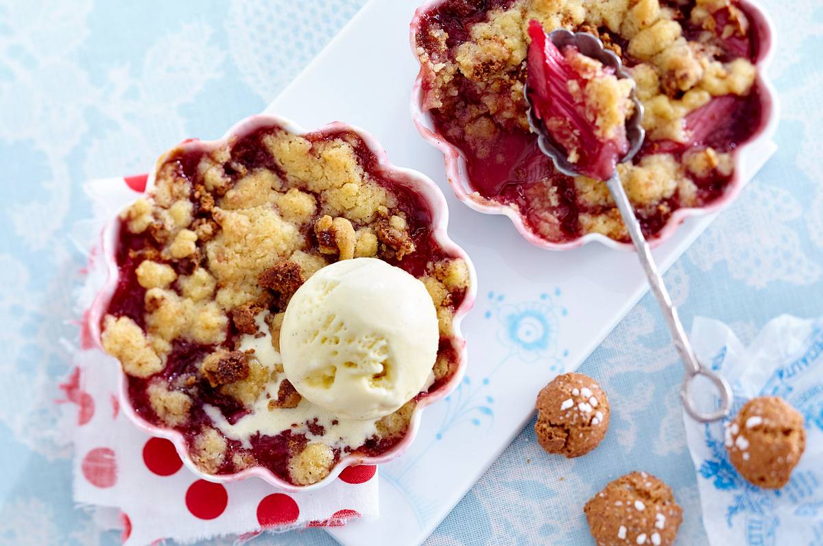 Rhabarber-Amarettini-Crumble Rezept