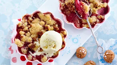 Rhabarber-Amarettini-Crumble Rezept - Foto: LECKER @ Bauer Media Group