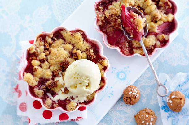 Rhabarber-Amarettini-Crumble Rezept Rhabarber-Amarettini-Crumble Rezept