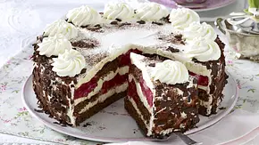 Rhabarber-Amaretto-Torte Rezept - Foto: LECKER @ Bauer Media Group Rhabarber-Amaretto-Torte Rezept - Foto: LECKER @ Bauer Media Group