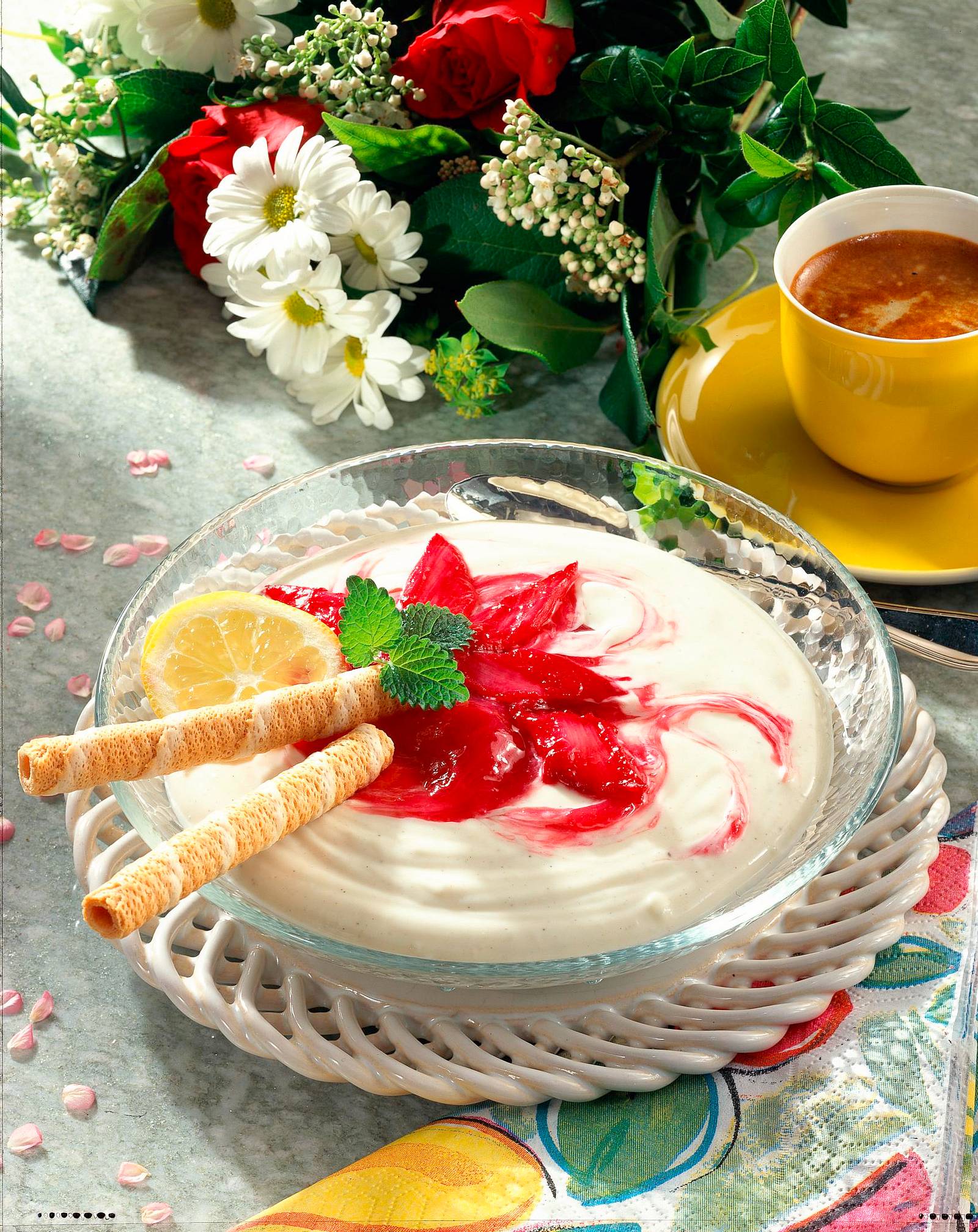 Rhabarber auf Mascarpone-Creme Rezept | LECKER