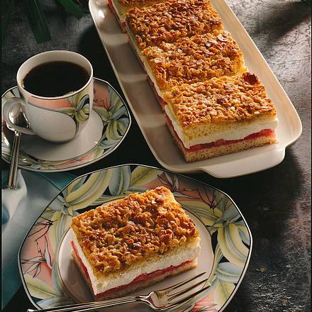 Rhabarber-Bienenstichschnitten Rezept