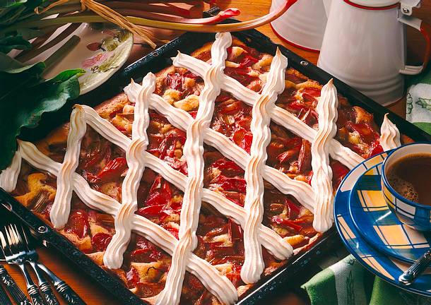 Rhabarber-Blechkuchen mit Baisergitter Rezept Rhabarber-Blechkuchen mit Baisergitter Rezept
