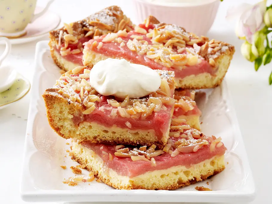 Rhabarber-Blechkuchen mit Vanillecreme Rezept Rhabarber-Blechkuchen mit Vanillecreme Rezept
