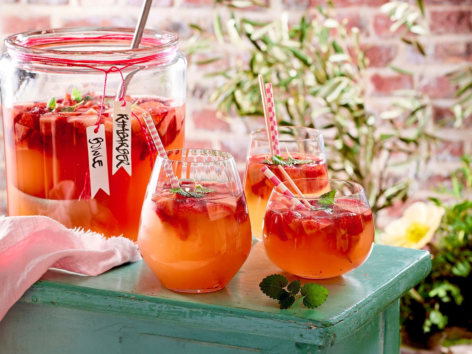 Rhabarber-Bowle Rezept | LECKER