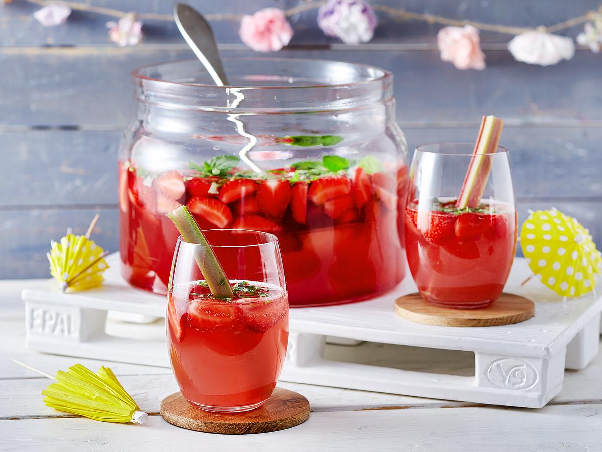 Rhabarber-Bowle mit Erdbeeren Rezept