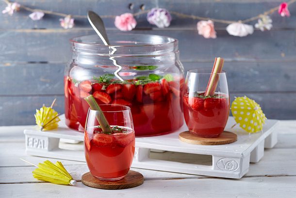 Rhabarber-Bowle mit Erdbeeren Rezept Rhabarber-Bowle mit Erdbeeren Rezept