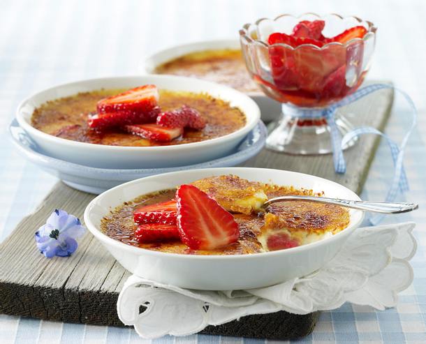 Rhabarber brulée mit marinierten Erdbeeren Rezept Rhabarber brulée mit marinierten Erdbeeren Rezept