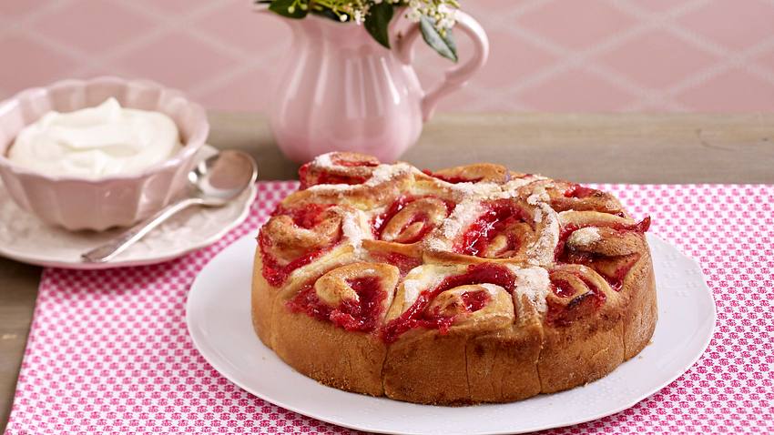 Rhabarber-Buttermilch-Kuchen Rezept - Foto: House of Food / Bauer Food Experts KG