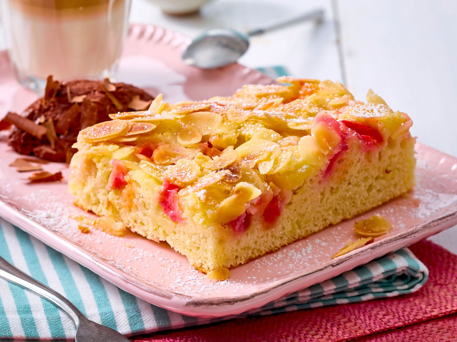 Rhabarber-Buttermilchkuchen Rezept | LECKER