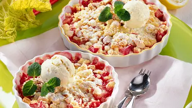 Rhabarber-Crumble Rezept - Foto: LECKER @ Bauer Media Group
