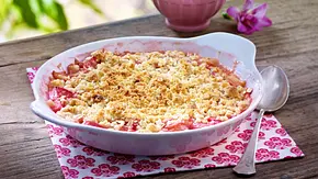 Rhabarber-Crumble Rezept - Foto: LECKER @ Bauer Media Group Rhabarber-Crumble Rezept - Foto: LECKER @ Bauer Media Group