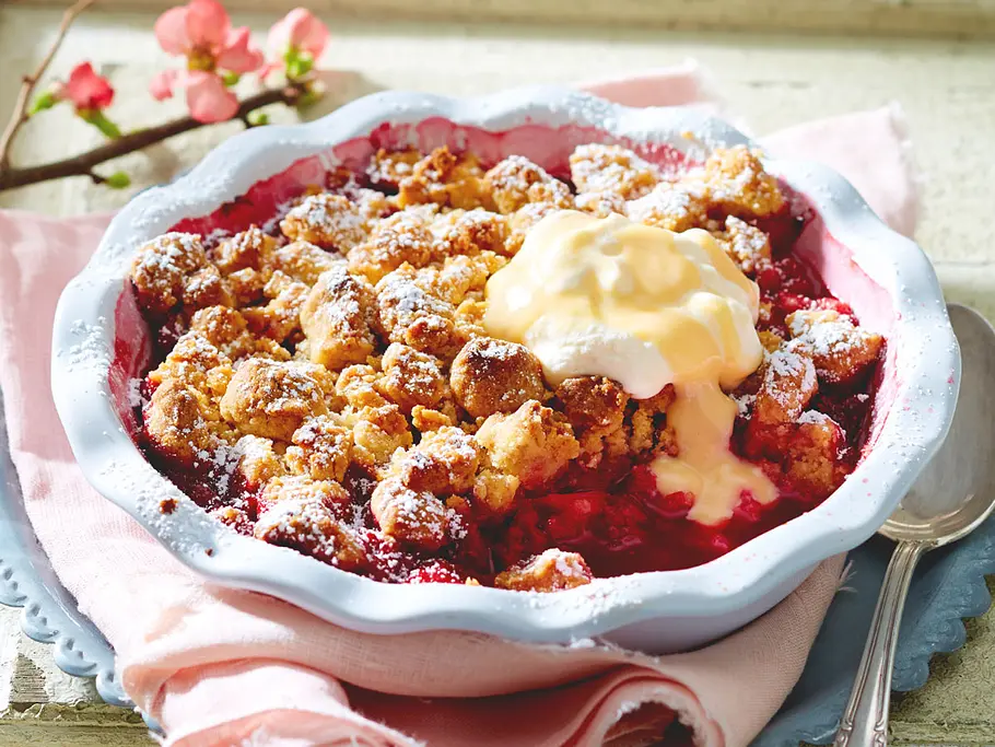 Rhabarber-Crumble mit Eierlikörsahne Rezept Rhabarber-Crumble mit Eierlikörsahne Rezept