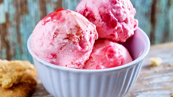 Drei Kugeln Rhabarber-Eis in einer hellblauen Schale - Foto: LECKER @ Bauer Media Group