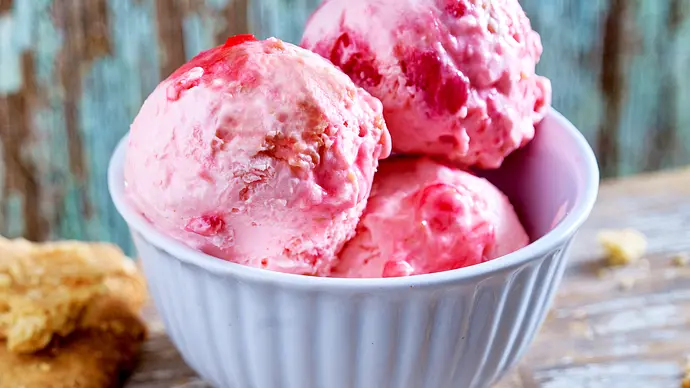 Drei Kugeln Rhabarber-Eis in einer hellblauen Schale - Foto: LECKER @ Bauer Media Group