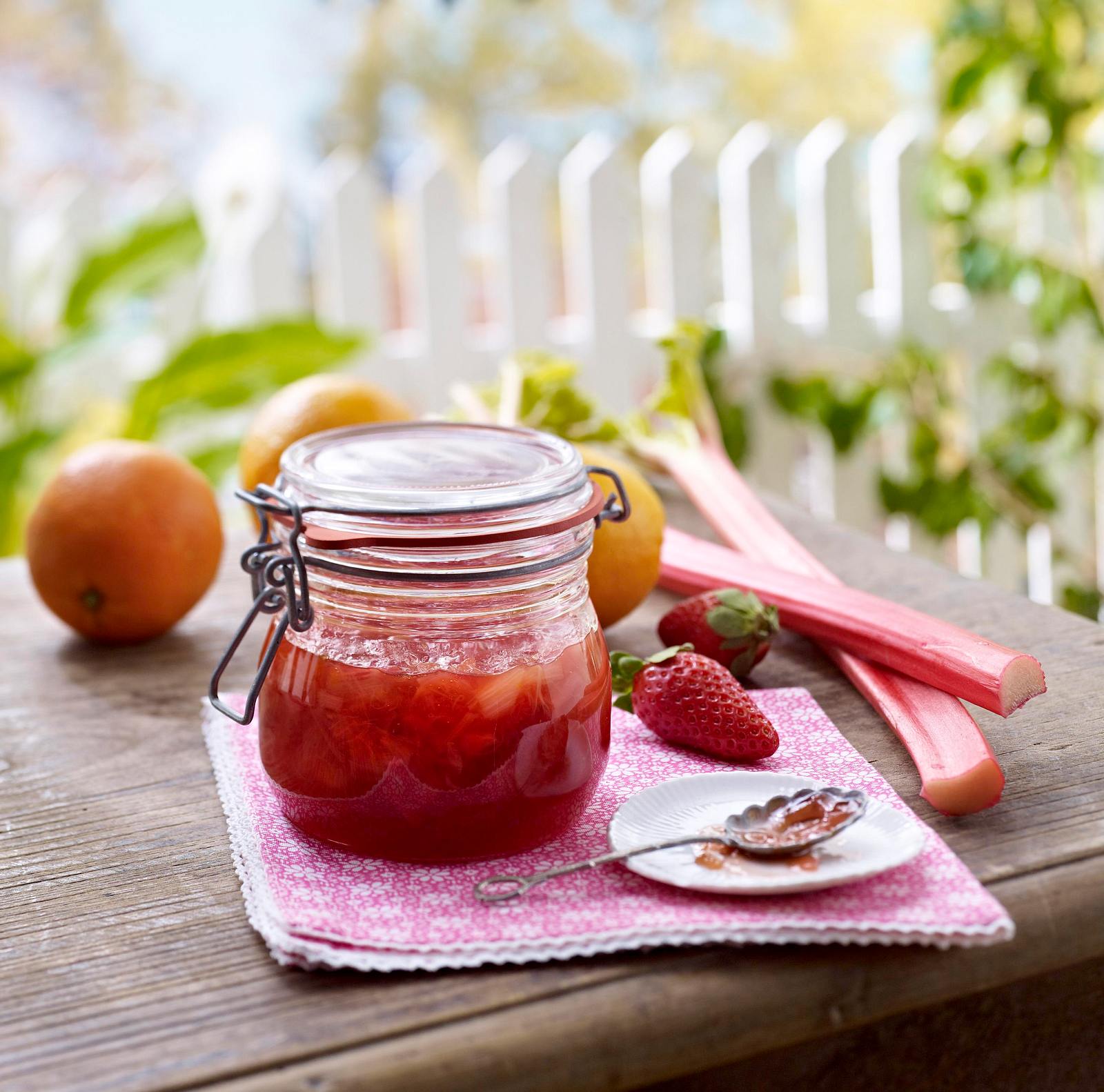 Rhabarber-Erdbeer-Konfitüre mit Orange Rezept | LECKER