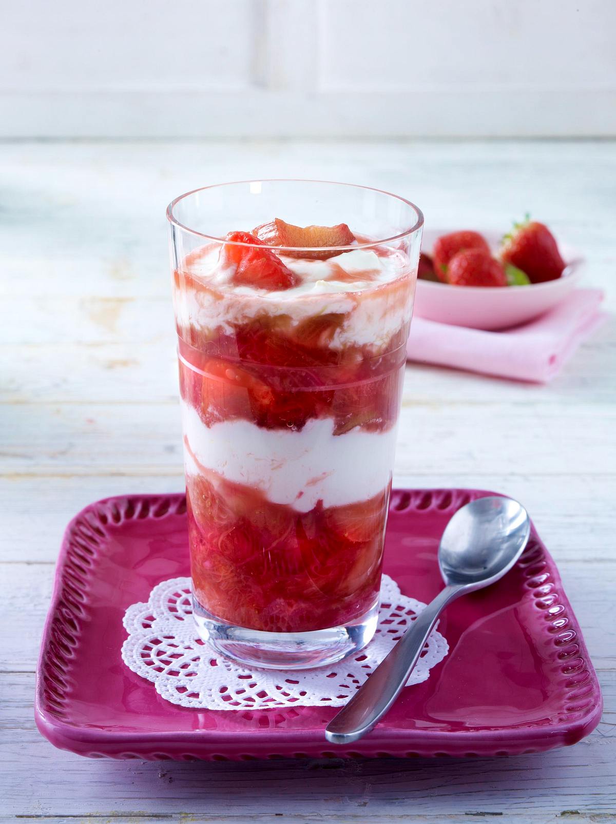 Rhabarber-Erdbeer-Schichtspeise mit Joghurt Rezept