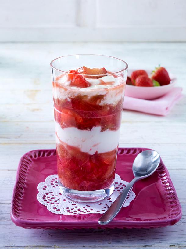 Rhabarber-Erdbeer-Schichtspeise mit Joghurt Rezept | LECKER