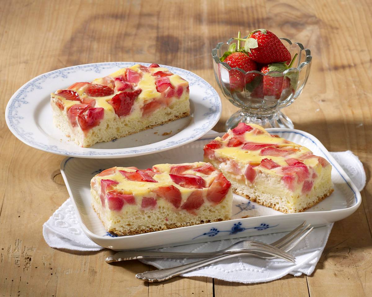 Rhabarber-Erdbeerkuchen mit Schmandguss Rezept