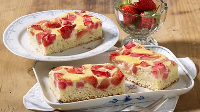 Rhabarber-Erdbeerkuchen mit Schmandguss Rezept - Foto: LECKER @ Bauer Media Group