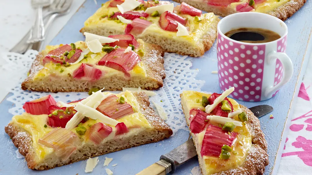 Rhabarber-Fladen mit Schmand-Pudding-Guss Rezept - Foto: LECKER @ Bauer Media Group Rhabarber-Fladen mit Schmand-Pudding-Guss Rezept - Foto: LECKER @ Bauer Media Group