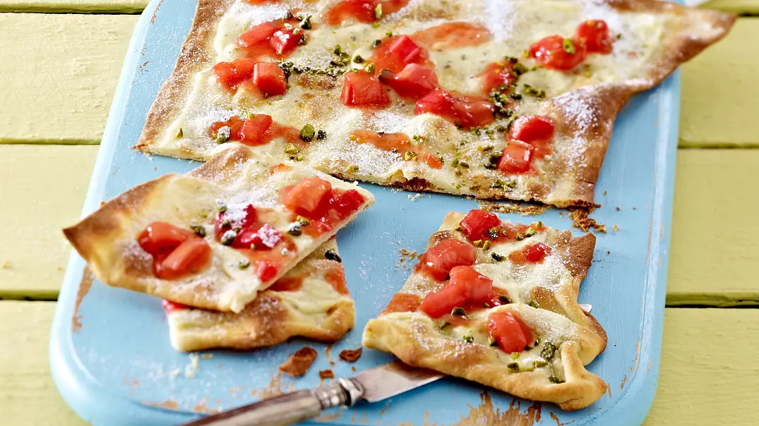 Rhabarber-Flammkuchen mit Schmandcreme Rezept - Foto: LECKER @ Bauer Media Group Rhabarber-Flammkuchen mit Schmandcreme Rezept - Foto: LECKER @ Bauer Media Group