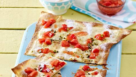 Rhabarber-Flammkuchen mit Schmandcreme Rezept - Foto: House of Food / Bauer Food Experts KG