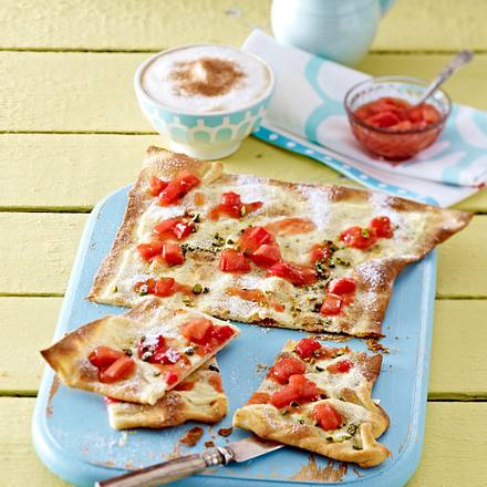 Rhabarber-Flammkuchen mit Schmandcreme Rezept
