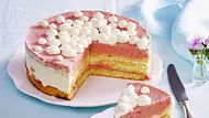 Eine Rhabarber-Frischkäse-Torte angeschnitten auf einem weißen Teller. Rechts daneben ein Kuchenstück ebenfalls auf einem weißen Teller. - Foto: LECKER @ Bauer Media Group