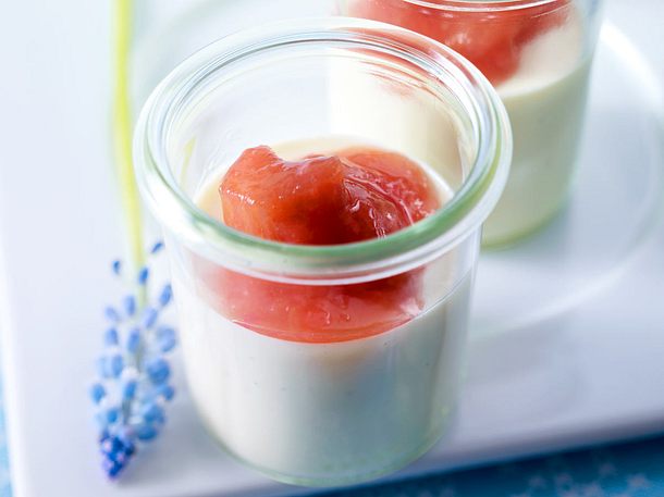 Rhabarber-Ingwersoße mit Panna Cotta Rezept Rhabarber-Ingwersoße mit Panna Cotta Rezept