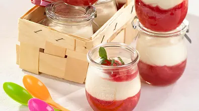Rhabarber-Joghurt-Mousse Rezept - Foto: LECKER @ Bauer Media Group