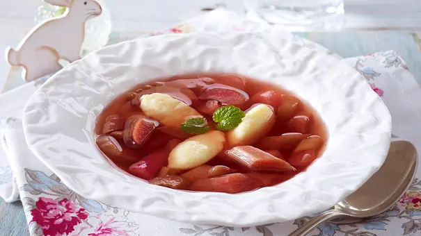 Rhabarber-Kaltschale mit Grießklößchen Rezept - Foto: LECKER @ Bauer Media Group Rhabarber-Kaltschale mit Grießklößchen Rezept - Foto: LECKER @ Bauer Media Group