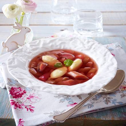Rhabarber-Kaltschale mit Grießklößchen Rezept Rhabarber-Kaltschale mit Grießklößchen Rezept