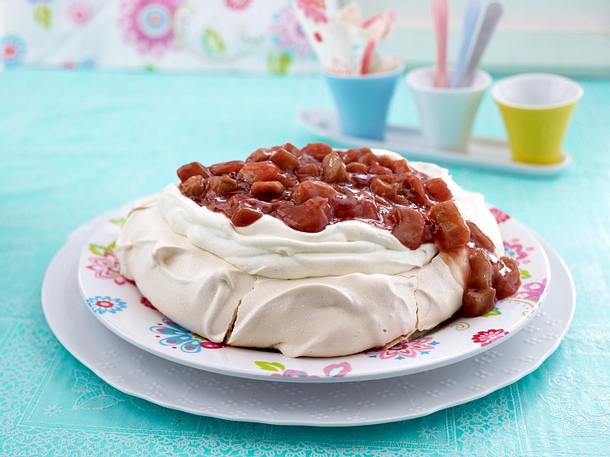 Rhabarber-Kompott auf Pavlova Rezept Rhabarber-Kompott auf Pavlova Rezept