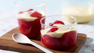 Rhabarber-Kompott mit Vanillepudding Rezept - Foto: LECKER @ Bauer Media Group Rhabarber-Kompott mit Vanillepudding Rezept - Foto: LECKER @ Bauer Media Group