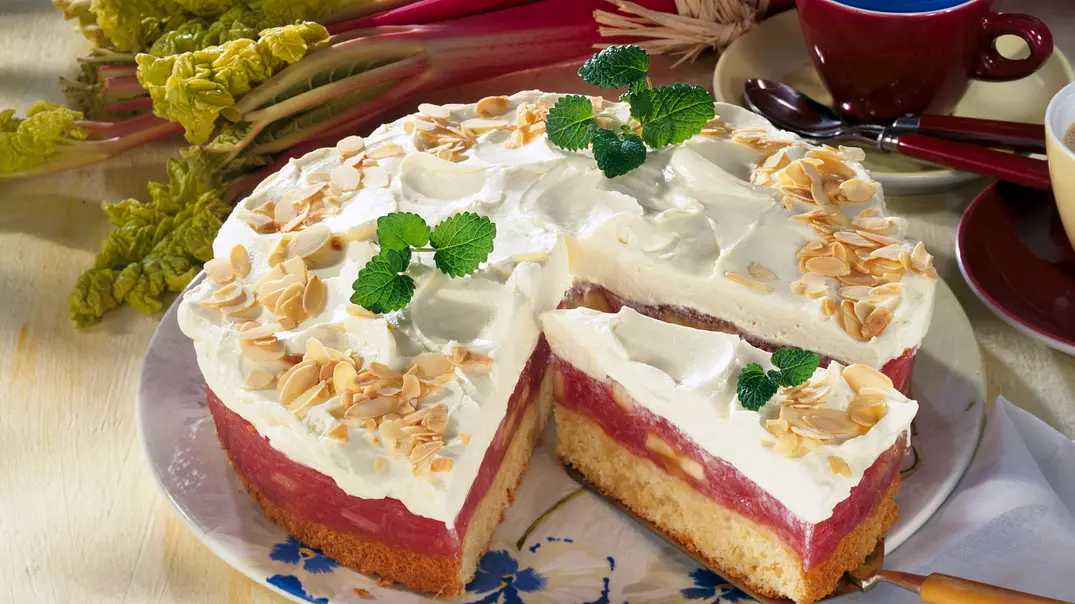 Rhabarber-Marzipan-Torte mit Schmand-Vanillecreme Rezept - Foto: LECKER @ Bauer Media Group