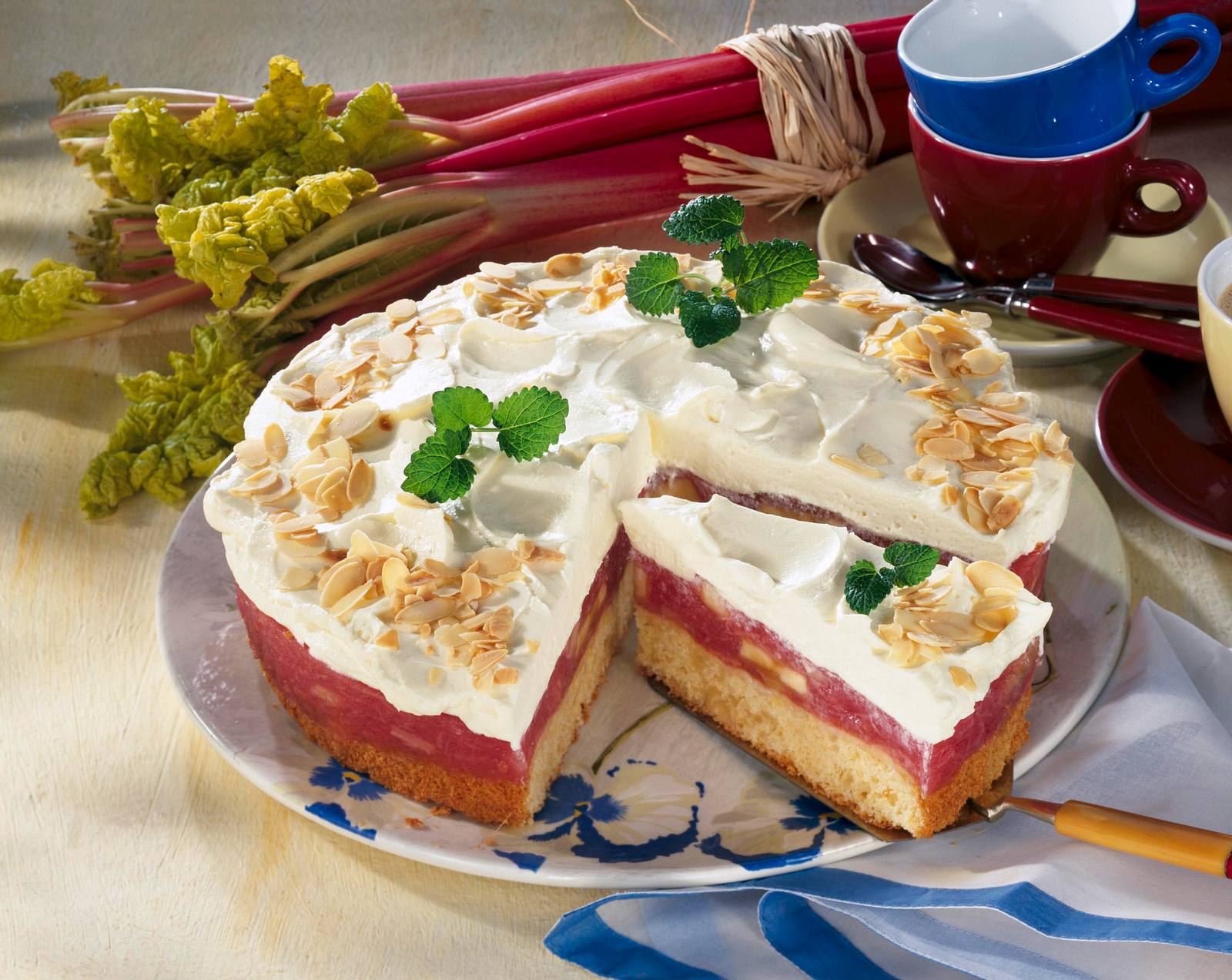 Rhabarber-Marzipan-Torte mit Schmand-Vanillecreme Rezept | LECKER