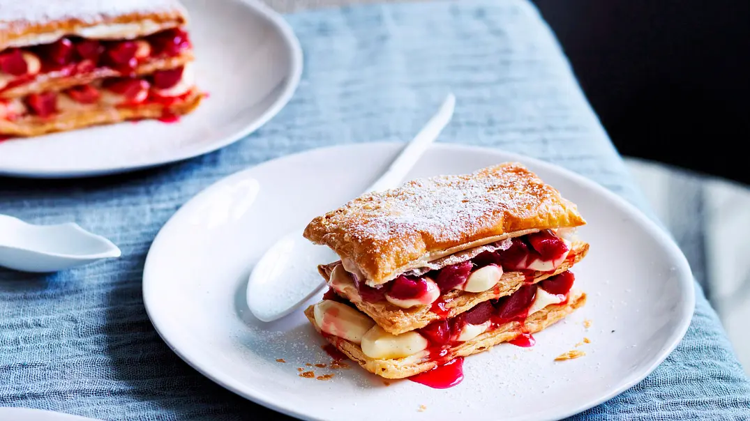 Rhabarber-Millefeuille „Vanilla High“ Rezept - Foto: LECKER @ Bauer Media Group Rhabarber-Millefeuille „Vanilla High“ Rezept - Foto: LECKER @ Bauer Media Group
