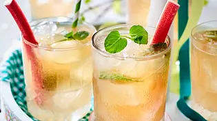Rhabarber-Mojito Rezept - Foto: LECKER @ Bauer Media Group Rhabarber-Mojito Rezept - Foto: LECKER @ Bauer Media Group