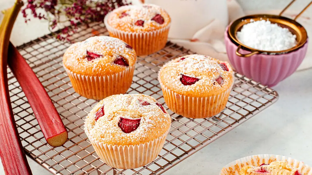 Rhabarber-Muffins - Foto: ShowHeroes für LECKER @ Bauer Media Group Rhabarber-Muffins - Foto: ShowHeroes für LECKER @ Bauer Media Group