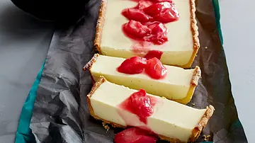 Rhabarber-Panna-Cotta-Tarte Rezept - Foto: LECKER @ Bauer Media Group Rhabarber-Panna-Cotta-Tarte Rezept - Foto: LECKER @ Bauer Media Group