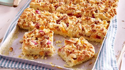 Rhabarber-Pfirsich-Kuchen vom Blech mit Marzipanstreuseln Rezept - Foto: House of Food / Bauer Food Experts KG
